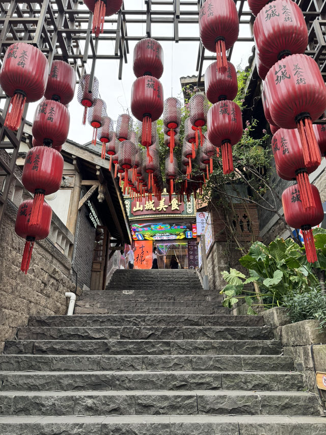 十八梯: Chongqing’s Ultimate Mix of Culture, Shopping, and Sips 🎭🛍️