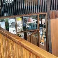 คาเฟ่บ้านไม้ 2 ชั้น ที่ให้นึกถึงสมัยยังเด็ก