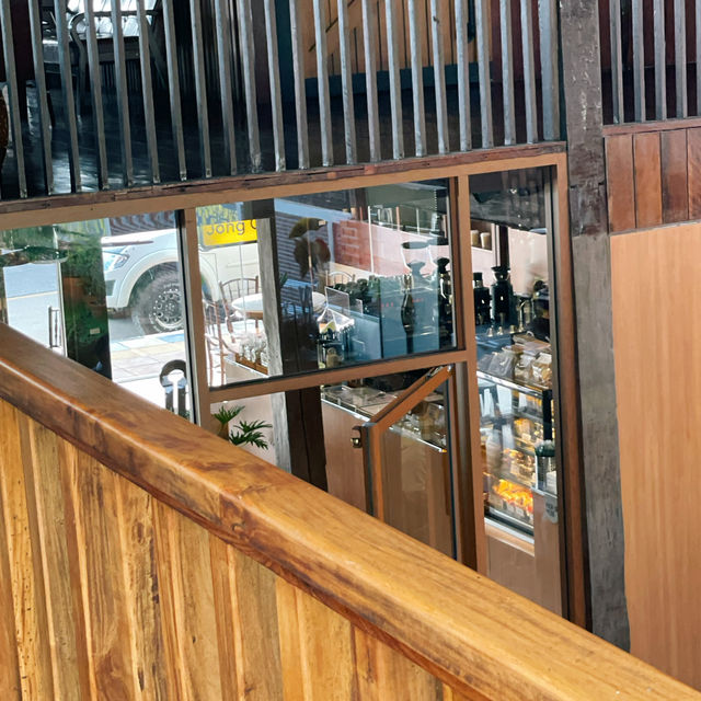 คาเฟ่บ้านไม้ 2 ชั้น ที่ให้นึกถึงสมัยยังเด็ก