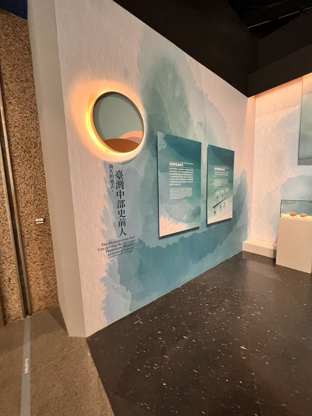 幫我描述一下台中國立自然博物館適合小朋友一家大細參觀嘅地方
