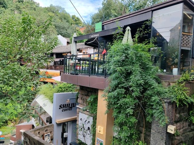 Old Dreams in the Mountain City: A Stroll Through Xiahao Li Old Dreams in the Mountain City: A Stroll Through Xiahao Li