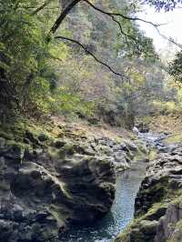 洞窟内の鳥居・・神秘的な雰囲気 願いを叶える為に積まれた石・・