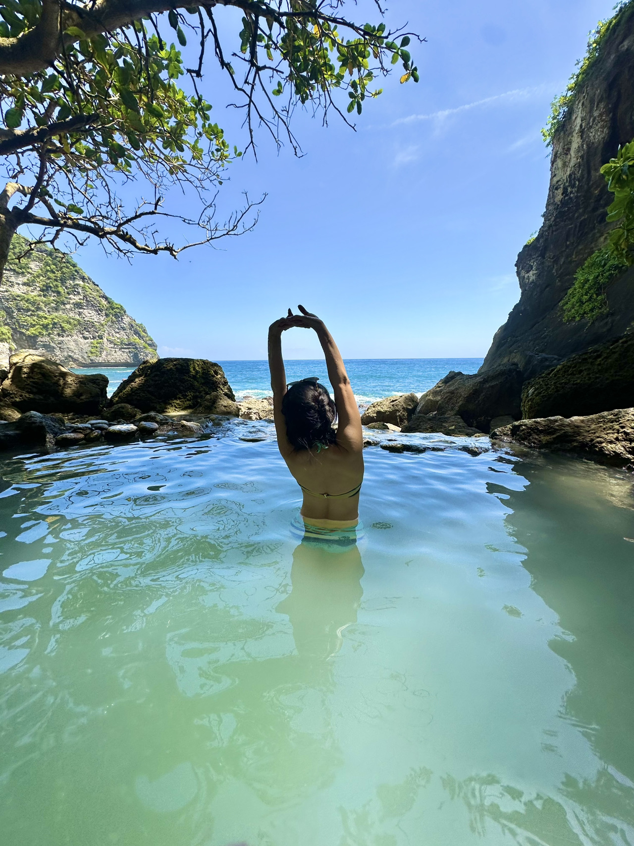 Siap menjalani kehidupan pantai terbaikmu? Nusa Penida adalah surga sejati dengan suasana yang luar biasa! 🌴✨ Apakah kamu mencari petualangan, momen santai di tepi pantai, atau pemandangan yang menakjubkan, tempat-tempat ini akan benar-benar meningkatkan perjalananmu di Bali!

Diamond Beach: Dengan keindahan yang layak diunggah ke Instagram, Diamond Beach menawarkan pasir putih, ombak biru kehijauan, dan tebing epik. Pemandangan di sini benar-benar 🤩! Terletak di pantai timur Nusa Penida (buka 24/7—pastikan datang di siang hari untuk akses pantai yang lebih aman).

Tembeling Beach & Forest: Temukan permata tersembunyi! Jelajahi jalur hutan yang rimbun, kolam air tawar yang ajaib, dan pantai berbatu rahasia. Zona santai Tembeling berjarak sekitar 45 menit berkendara dari dermaga utama—buka sepanjang hari.

Kelingking Beach: Tempat LEGENDA yang terlihat seperti T-Rex dari atas 🦖. Tebing, ombak liar, dan pendakian turun semuanya memberikan suasana yang luar biasa. Temukan di pantai barat. Buka 24/7 tetapi rencanakan kunjungan di siang hari demi keselamatan.

Crystal Bay: Namanya sudah menjelaskan semuanya! Crystal Bay adalah tempat untuk menikmati matahari terbenam yang menakjubkan dan berenang di air laut yang jernih. Pastikan untuk mengambil kelapa dan nikmati suasana golden hour di sisi barat daya Nusa Penida.

Bungee Jump: Berani mencoba? Lakukan lompatan tertinggi di salah satu bungee jump paling liar di Bali! Tingkatkan adrenalinmu dan dapatkan momen bucket list itu. Periksa trip.com untuk detail lokasi terbaru dan tips keselamatan.

Laut yang indah di mana-mana: Tidak berlebihan, laut di sekitar Nusa Penida benar-benar luar biasa—bayangkan biru yang jernih, indah, dan energi surga yang total!

Wajib dikunjungi di Bali: Jika kamu mendambakan petualangan dan pemandangan yang luar biasa, Nusa Penida adalah tempat yang wajib dikunjungi. Antara hari-hari yang cerah, pantai yang belum tersentuh, dan pemandangan yang menginspirasi, setiap tempat akan membuatmu terpesona.

Surga ditemukan, teman-teman! Tandai hari-hari pantai ini dan biarkan keajaiban Bali yang epik dimulai. Untuk panduan lebih lanjut, periksa trip.com untuk rute, tips, dan inspirasi pantai!