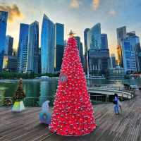 Strolling along here at night felt like walking into a postcard! The skyline lit up, the reflections on the water, and the cool breeze made it such a dreamy spot.