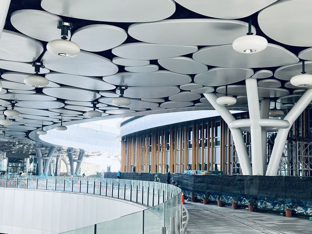 雲朵造型的高雄車站