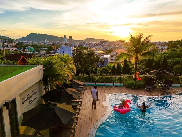 ที่พักบนเนินเขามองวิวหาดป่าตองได้เต็มตา เงียบสงบ