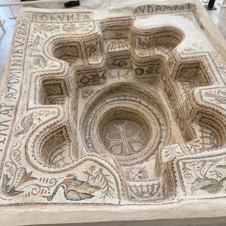 Walking into Tunisia, you will find surprises that are different from Morocco and Egypt. Let’s introduce you to Dar El-Charaa in Sousse Medina – a white spire building full of exotic colors. It blends North African characteristics and Mediterranean atmosphere, backed by desolate hills, and even more tranquil and relaxed under the blue sky and white clouds. Dar El-Charaa is not only eye-catching in appearance, but also the humanistic landscape where ancient Roman culture is intertwined with Islamic elements.

Recommended tour routes
It is recommended to take a slow stroll from the alleys of Sousse Old Town (Medina). Dar El-Charaa location is clear, on Rue de la Kasbah, just see the white spiers! On the way, you can also enjoy the scenes of local residents' lives while walking, which is completely different from the usual tourist hotspots and extraordinarily simple.

Must-play items and photo spots
1. Architectural Vision: White buildings match the blue sky wilderness, photography is particularly excellent, especially from a distance to find an unmanned perspective composition, many people will shoot North African wind travel photos with the background here.
2. Get a closer look at the architectural details: Pay attention to the door frames, wall mosaic decorations, and the old street alleys next to it, very tasteful!
3. Daytime light and shadow check-in: because the surroundings are more open, the architectural lines are prominent in the daylight, taking pictures do not need the beauty app are super feeling.

Tips for visiting attractions
- Shooting time: It is recommended to come between morning and noon for good smooth light and shadow effects and the clearest sky. (Also, there is a chance of more people in the afternoon, avoid rush hour easy to take a quiet feeling screen)
- Dressing advice: Comfortable casual or colored clothing is recommended, photographed and distinct from the background, matching the beauty of North African architecture.
- Route tip: The old town alleys are winding, Google Maps locate "Dar El-Charaa, Rue de la Kasbah", it is recommended to follow the local signs for the most convenient walk.
- Pay attention to safety: Pedestrians and vehicles are mixed in the old city, be careful when walking, the site is not crowded but the hilly section needs to be careful and slow.

Precautions
- The building is mostly for exterior visits, nearby residents live a slow pace of life, remember to whisper softly, do not affect the daily routine of locals.
- The floor is slippery in some areas, flat shoes are recommended.
- Bring your own drinks in hotter weather, there are not many dining options nearby, you can prepare in advance.

In addition to boasting a blue and white town comparable to Morocco, Tunisia also has many undiscovered treasures, this time Dar El-Charaa is one of the low-key but surprising enough photo hotspots, if you visit Sousse Medina do not miss.

Topic: #Tunisia Travel #North African Exploration #Hidden Photo Spots #Cultural Heritage #Niche Travel