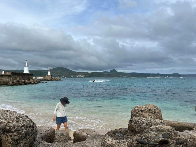 《星砂灣的雙燈塔海景，美得像沖繩一樣迷人》