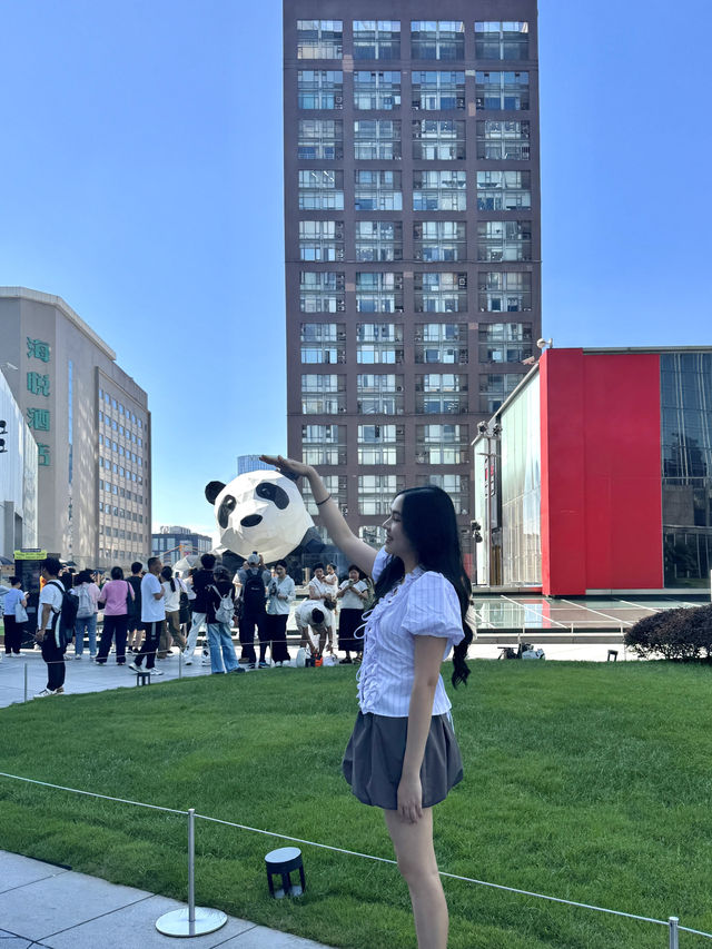 จุดถ่ายรูป “หมีแพนด้าเกาะตึก IFS” ที่เฉิงตู