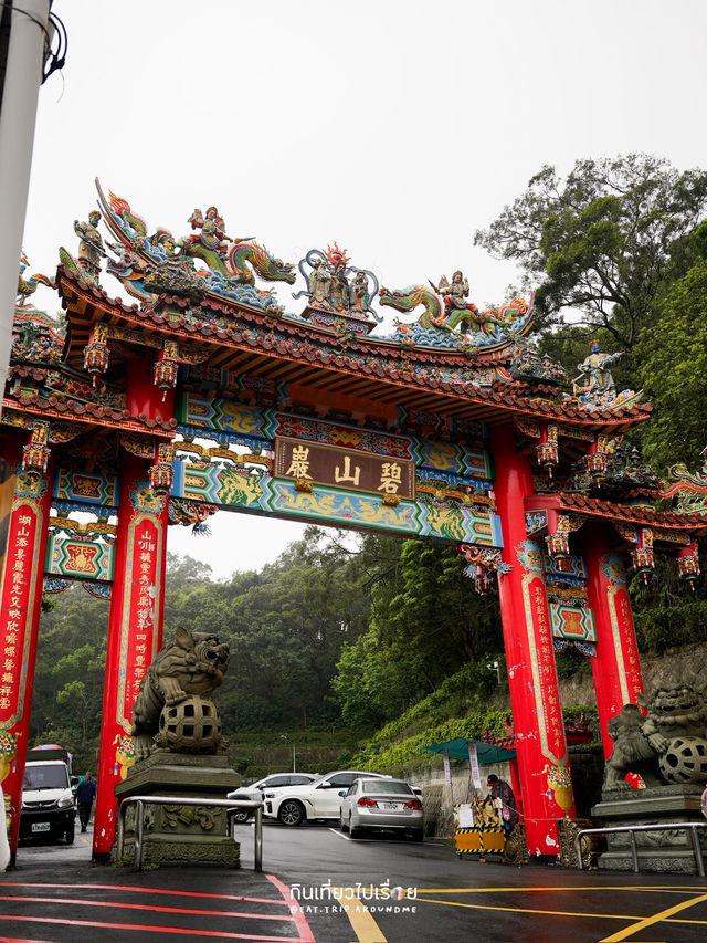 ไหว้พระในวันที่ฝนพรำ บรรยากาศสงบอย่างบอกไม่ถูก ไหว้พระในวันที่ฝนพรำ บรรยากาศสงบอย่างบอกไม่ถูก