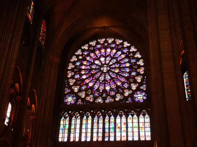 ⛪️巴黎聖母院｜走進歷史裡的一段靜謐