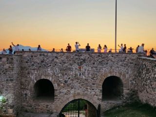 🏰 科索沃紅色屋頂全景，普里茲倫要塞🇽🇰✨