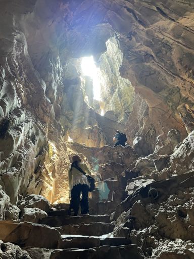 ダナン】光が降り注ぐ神秘の洞窟！大自然のパワーと静寂に包まれる聖地