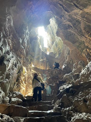 ダナン】光が降り注ぐ神秘の洞窟！大自然のパワーと静寂に包まれる聖地
