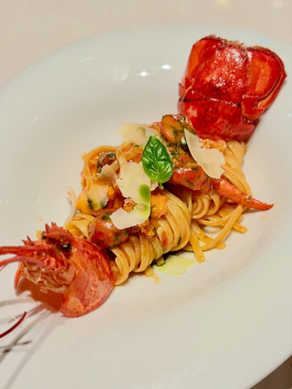🇮🇹 The rooftop of the rooftop of the Imperial Palace Hotel in Kowloon East 😍 The new Italian restaurant "Ponentino" is grandly opened✨

📍Tseung Kwan O must-visit luxury resort style Chill restaurant 💁🏻 ♀️ Located on the 47th floor rooftop of the Imperial Hotel, Kowloon [Ponentino] officially opened in July this year, with a magnificent open view 💓💓 The restaurant was personally created and guided by the famous Sabatini team of the sister hotel Tsim Sha Tsui Imperial Hotel ✴️

The store also features a super playful AI smart cocktail🍸 experience, play a simple quiz to mix up your exclusive cocktail🎈

🍽️ Italian Taste Journey: Dinner Tasting Set
🥗 1️⃣ Fig Smooth Cheese Salad (Fig Stracciatella)
[Refreshing Sweet Perfect Appetizer] A carefully selected ripe and sweet fresh figs, paired with rich Stracciatella silk cheese from Southern Italy. The cheese tastes extremely delicate and fluffy, rich in milk, neutralizes the natural sweetness of figs, and is extremely layered!

🍞 2️⃣ Pan-seared Foie Gras on Toast
[Crispy outside and tender inside evil ceiling] Goose liver fried until the surface is golden brown and fragrant, the inside melts in your mouth! Served with special apple puree and concentrated black vinegar sauce, the slightly sour fruit perfectly balances the rich oil of the goose liver, served with crispy toast, intertwined with crispy and soft texture!

🥣 3️⃣ Beef Consommé with Steamed Egg Custard and Chive
[Warm the stomach and fragrance craftsmanship] Inspired by the classic! Beef bones, tender beef and spices are slow-cooked to create a clear and deep beef broth, served with smooth and tender steamed eggs.

🦞 4️⃣ Boston Lobster Linguine with Lobster Sauce
[Freshness Burst Rich Spaghetti] The bouncy and strong AL Dente spaghetti absorbs the extra rich lobster sauce made with lobster heads! The Boston lobster is firm and crisp, fresh and sweet, and every bite is the rich marine freshness of the Mediterranean!

🥩 5️⃣ Grilled Australian M5 Wagyu Beef Eye Steak with Seasonal Vegetables (140g) (Grilled Australian Wagyu M5 Ribeye)
[Meat overflowing, meat lovers must eat] carefully selected Australian M5 Wagyu beef eye, grilled until pink and tender! The outer layer has a charming charred aroma, the inner marble oil is evenly distributed, the meat is soft and juicy, the beef flavor is extremely rich, with fresh and seasonal vegetables to relieve thirst, the ultimate satisfaction!

🍎6️⃣ Homemade Apple Pie with Vanilla Gelato
[Imperial Bakery Soul Craft Continuation] Dessert continues the top pastry craftsmanship of Imperial Bakery's signature "Mango Napoleon"! Golden and fluffy pastry wrapped in spiced apple filling, hot on the outside and cold on the inside with smooth vanilla Italian ice cream, the taste is ice and fire intertwined!

Grab your friends or significant other💁🏻‍♀️ to Ponentino to taste the most authentic Italian flavor🚀

Ponentino✨
📍47/F, Imperial Hotel, East Kowloon, 3 Tang Tak Street, Tseung Kwan O, Hong Kong (Exit C, Tseung Kwan O MTR Station)

#Ponentino #Imperial Hotel Kowloon East #Tseung Kwan O Food #Sabatini #Hong Kong Italian Restaurant