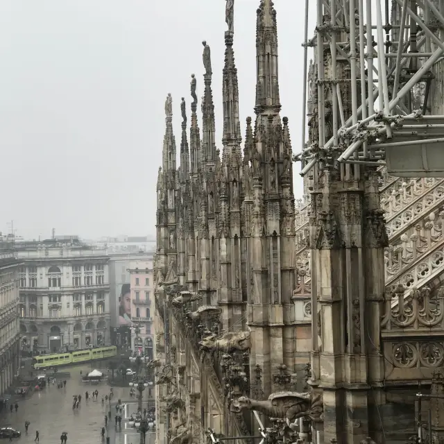 A Tour inside the Milan cathedral 