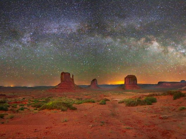 Enjoy the stunning nature of Monument Valley at Arizona-Utah state line!