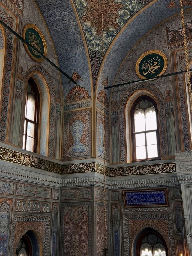 Valide Sultan Mosque, Türkiye: Graceful Legacy of Ottoman Queens