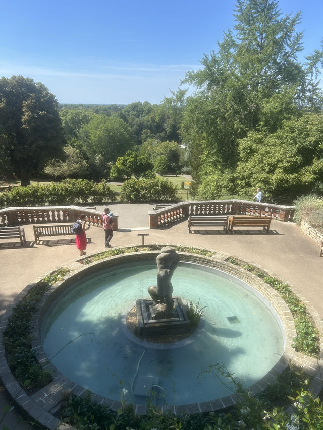 Is this a charming small city or London ? Believe it or not this London