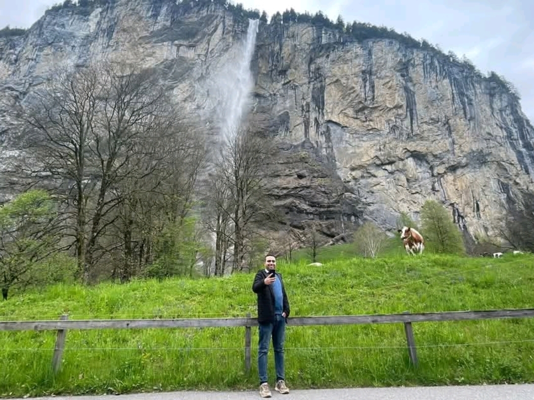 🇨🇭 เลาเทอร์บรุนเนน – หุบเขาแห่งเทพนิยายของสวิตเซอร์แลนด์ 🏔️✨

หากจะมีสถานที่ใดที่ถ่ายทอดมนต์เสน่ห์ของเทือกเขาแอลป์สวิสได้อย่างแท้จริง ก็คงหนีเทอร์บรุนเนนนี่แหละ

หุบเขาอันงดงามแห่งนี้ตั้งอยู่ท่ามกลางหน้าผาสูงตระหง่านและล้อมรอบด้วยทุ่งหญ้าเขียวขจี เป็นที่ตั้งของน้ำตกถึง 72 แห่ง ทำให้ที่นี่เป็นหนึ่งในภูมิทัศน์ธรรมชาติที่งดงามที่สุดในยุโรป

🌊 เดินเล่นไปตามหมู่บ้านอันเงียบสงบ ฟังเสียงน้ำตกที่ดังก้องไปทั่วหุบเขา และอย่าพลาดชมน้ำตกสเตาบ์บัคอันโด่งดัง ซึ่งตกลงมาจากหน้าผาสูงเกือบ 300 เมตร

🚠 เลาเทอร์บรุนเนนยังเป็นประตูสู่จุดหมายปลายทางบนภูเขาที่มีชื่อเสียงที่สุดของสวิตเซอร์แลนด์ เช่น เวงเงน มูร์เรน ยุงเฟราโยค และชิลธอร์น ซึ่งมอบทิวทัศน์อันน่าประทับใจในทุกฤดูกาล


🥾 ไม่ว่าคุณจะเดินป่าบนเส้นทางเทือกเขาแอลป์ นั่งรถไฟชมวิว หรือเพียงแค่พักผ่อนจิบกาแฟพลางชื่นชมภูเขา ทุกช่วงเวลาในเลาเทอร์บรุนเนนให้ความรู้สึกเหมือนได้ก้าวเข้าไปในโปสการ์ด

📸 ไม่น่าแปลกใจเลยที่หุบเขาอันน่าทึ่งแห่งนี้ได้สร้างแรงบันดาลใจให้กับศิลปิน ช่างภาพ และนักเดินทางจากทั่วโลกมาหลายชั่วอายุคน

💚 บางสถานที่อาจสวยงาม... แต่เลาเทอร์บรุนเนนนั้นงดงามจนยากจะลืมเลือน เป็นจุดหมายปลายทางที่เตือนใจคุณว่าธรรมชาติงดงามตระการตาเพียงใด