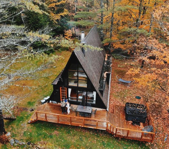 A Relaxing Getaway in an Adorable Cabin: A Perfect Retreat in Vermont's Fall Splendor 🍁🍃🍂🍷