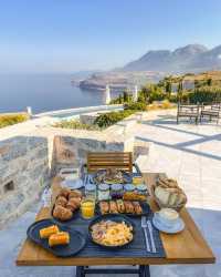 Hearty Breakfast with a View: @ariaestatemani Invites You to Start Your Weekend in Style!
