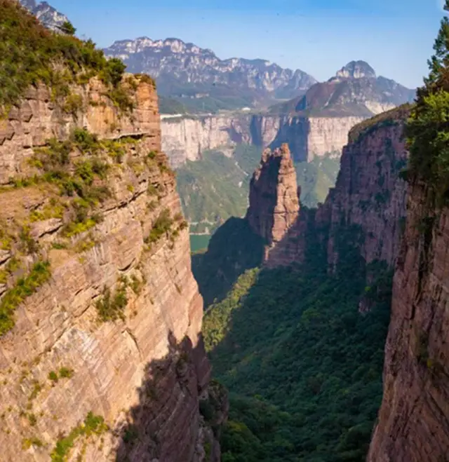 สำรวจความอัศจรรย์ของธรรมชาติ: ทิวทัศน์ที่สวยงามและการผจญภัยที่สุดแห่งโลกที่ Baquan Cliff