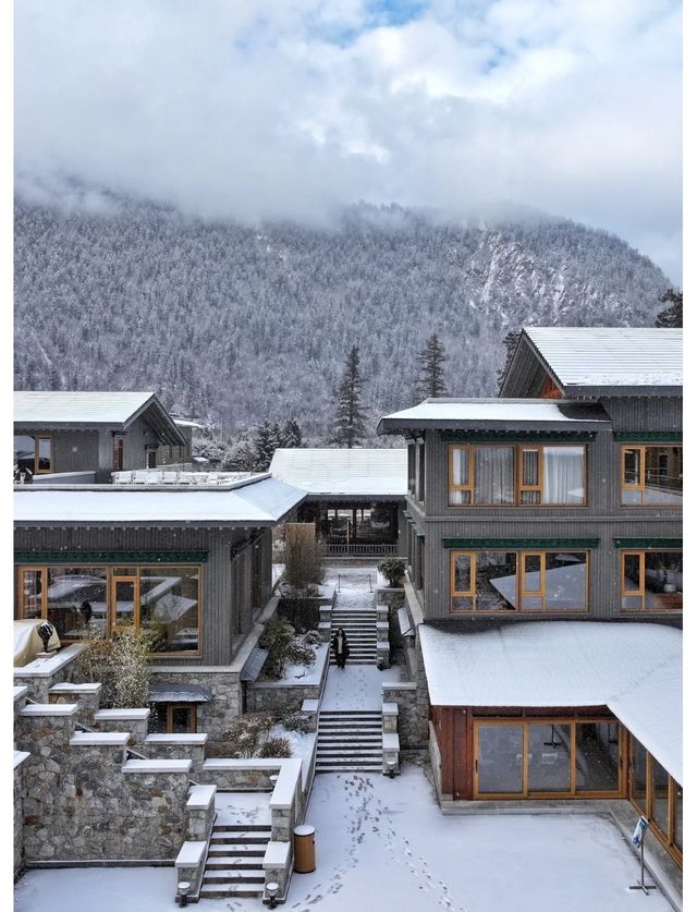 松贊巴松措林卡酒店雪景野奢酒店天花板