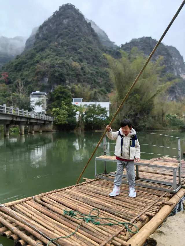 The best way to open up the picturesque Ming Shi pastoral scenery is in Guangxi