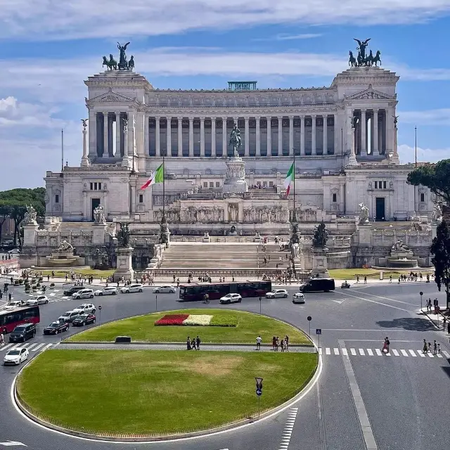 Embodying Italian Unity: Exploring Piazza Venezia in Rome 🏛️