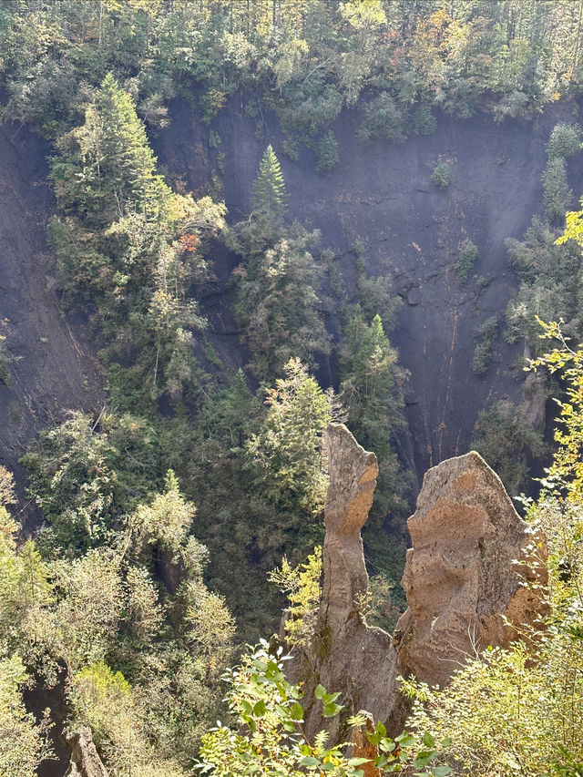 大學生勇闖原始峽谷-錦江大峽谷