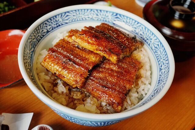 熱田蓬萊軒本店開店於1873年，是一家有百多年歷史的鰻魚店，現在在名古屋市內已經擁有了三家店。