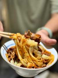 天氣漸漸轉涼忍不住就想吃點滋補的美食，我們經典的潮汕美食走起！  臘八蒜生燜石鍋蛙 本牛蛙愛好者。