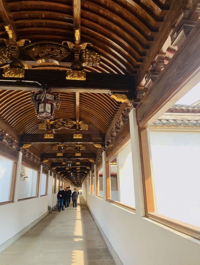寧波阿育王寺：古剎梵音，歷史傳承與文化瑰寶。