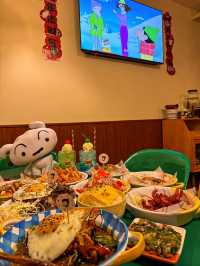 長春桂林路｜蠟筆小新主題的日式食堂。真的太可愛了 環境及餐食滿滿的蠟筆小新風格 肥牛咖喱。