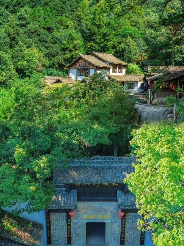 《邂逅自然奇景，開啟夢幻之旅等您來探索》。