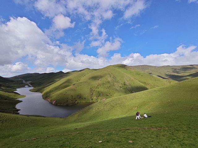 藍天白雲，陽光普照。山花浪漫，河水清清。