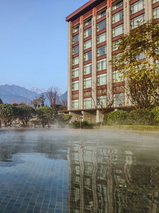 峨眉山最美湖景溫泉，還能眺望峨眉山金頂。