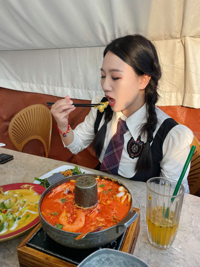 西雙版納花小裝大杯的江景餐廳