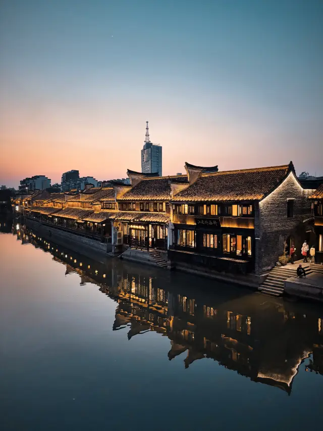 Yuehe's ancient charm shines as the lights begin to twinkle, creating a poetic encounter at dusk.
