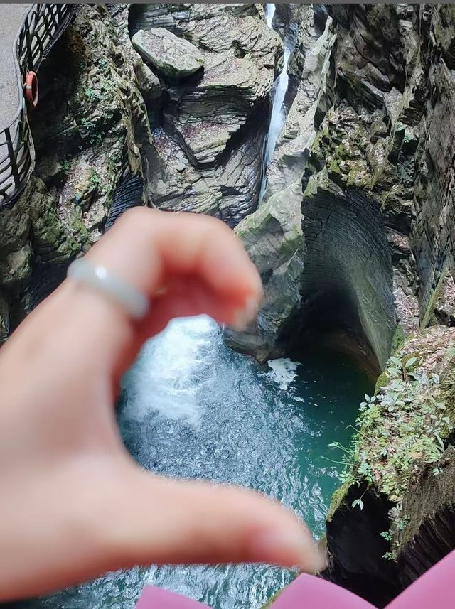 ##  地心谷暴走日記！懸崖玻璃橋上腳震震，土家摔碗酒真減壓