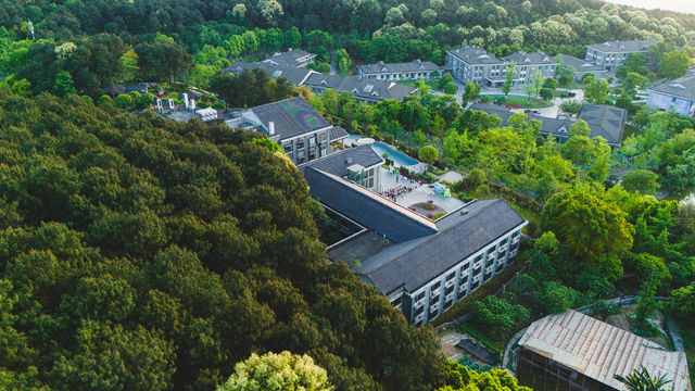 消暑必到！融景酒店鐵山坪店戶外泳池正式開放。