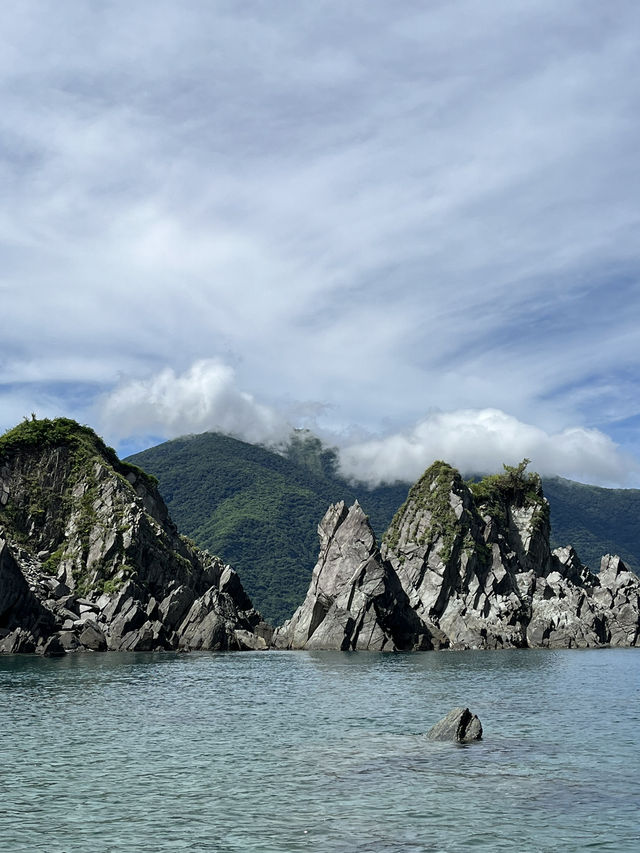 When mountain meets the sea⛰️🌊🌿