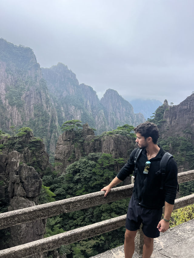 🇨🇳 Breathing the Clouds — A Journey Through Huangshan Mountain
