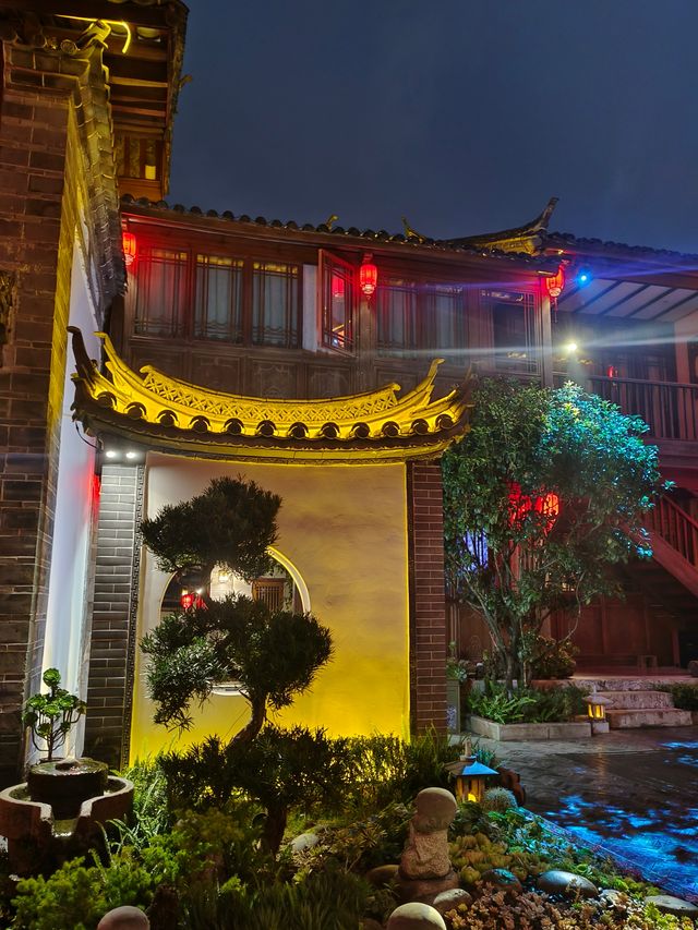 雨中麗江,別有一番詩意。 雨中麗江,別有一番詩意。