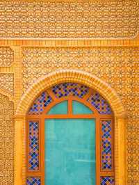 金與白交織好似異域世界