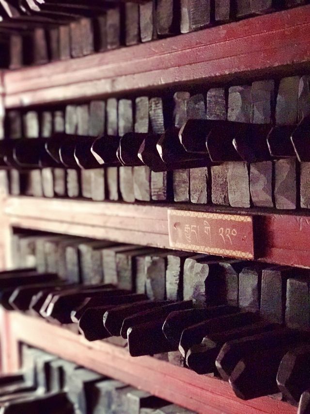 德格印經院,經版在暗室裡沉睡,文化在藏紙上流傳 德格印經院,經版在暗室裡沉睡,文化在藏紙上流傳