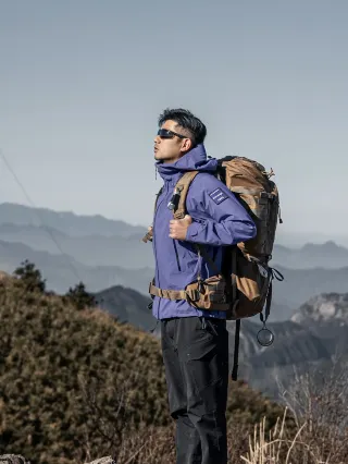 Put on hiking shoes with your partner and head out to Taizijian