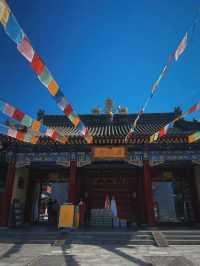 廣仁寺,這座由康熙皇帝敕建的藏傳格魯派寺院,已有300多年歷史,承載著漢、藏、蒙多元文化的交融。踏入