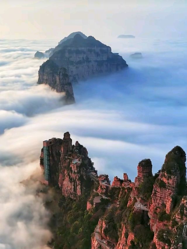 沒錯,下雪後的太行山加上白色穿搭就跟武俠片是一樣的感覺 沒錯,下雪後的太行山加上白色穿搭就跟武俠片是一樣的感覺